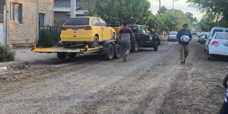 CHOELE CHOEL: Choele avanza con el retiro de autos abandonados en la vía pública Más de 170 vehículos ya fueron removidos por la Municipalidad en el marco de una campaña que busca mejorar la seguridad, la estética urbana y el ordenamiento del espacio público.