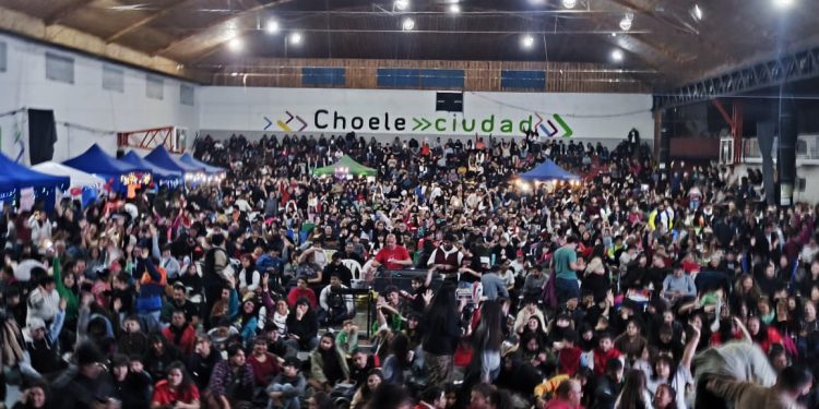 CHOELE CHOEL: Bingo, baile y un auto 0km «Choele encendió su cumpleaños con una fiesta inolvidable»  Más de tres mil personas colmaron el Polideportivo Municipal de Choele Choel en una noche que tuvo todos los condimentos: emoción, música,
