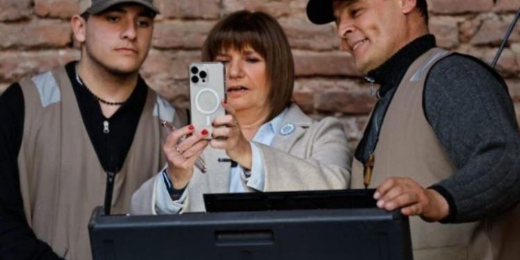 NACIONALES: Bullrich creó un consejo académico para capacitar “agentes encubiertos”: de qué se trata Patricia Bullrich oficializó la creación de un consejo académico para formar agentes encubiertos.