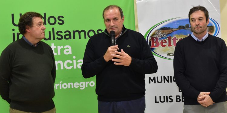 LUIS BELTRAN: PAVIMENTACIÓN PARA BELTRAN  Tras su visita por Luis Beltran, el Gobernador de la Provincia de Rio Negro Sr. Alberto Weretilneck firmó junto al Intendente municipal Robin del Rio el convenio por la obra de repavimentación parcial de calles y avenidas de la localidad.