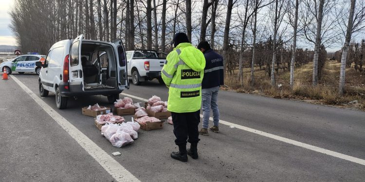 CHICHINALES: : Decomisan 225 kg de productos cárnicos sin documentación  El Cuerpo de Seguridad Vial de Chichinales llevó a cabo un operativo de control vehicular e identificación de personas en la Ruta Nacional 22, que culminó con el decomiso de 225 kg de productos cárnicos que eran transportados sin la documentación correspondiente.