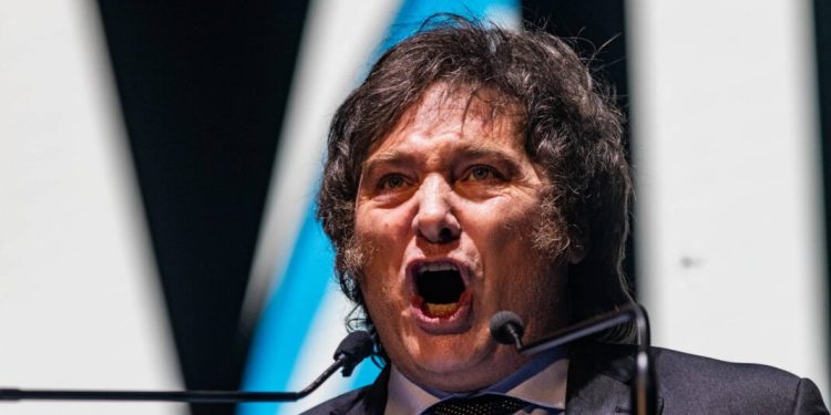 NACIONALES: Milei redobló la ofensiva contra los gobernadores y advirtió sobre el futuro institucional  El presidente Javier Milei denunció que los gobernadores buscan “destruir” al Gobierno nacional y “romper todo” y reavivaron el enfrentamiento político.