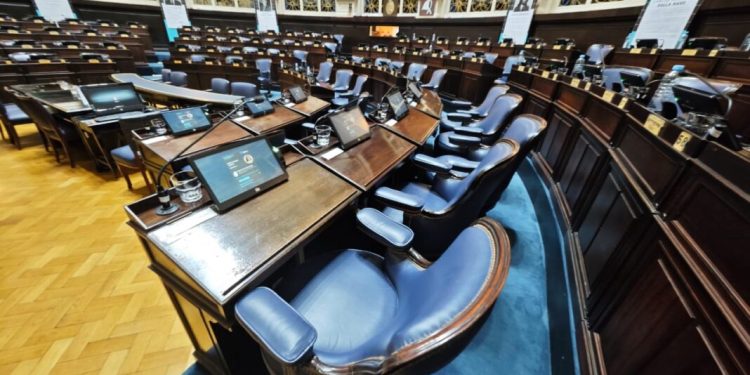 NACIONALES: Diputados «el oficialismo no reunió los votos por las re re y varios legisladores ya arman las valijas»  El kirchnerismo no llegó a juntar los 21 votos que le faltaban y se cayó el tratamiento de las reelecciones indefinidas. Los legisladores que se despiden.