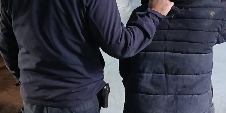 VIEDMA: Joven fue aprehendido tras causar daños en el hospital local  Un incidente ocurrido en la madrugada de este martes movilizó a efectivos policiales de seguridad de la Comisaría 1 de Viedma y al personal de seguridad del local, luego de que un joven provocara destrozos en el baño del área de guardia. Según informaron fuentes oficiales, el sujeto se retiró del lugar tras el hecho, aunque fue identificado por el personal de vigilancia.
