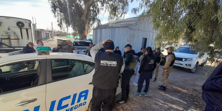 CHOELE CHOEL: Allanamientos conjuntos entre Río Negro y La Pampa dos detenidos y elementos secuestrados  En una acción coordinada entre ambas provincias, el pasado viernes se llevaron a cabo tres allanamientos con resultado positivo en jurisdicción de Choele Choel.