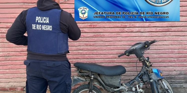 BELTRAN/CHIMPAY: Recupero de motos hurtadas  La policía de Río Negro verificó que, motos aparecidas en la vía pública, se condecían con las que habían sido denunciadas por el delito de “Hurto” en las mencionadas localidades.