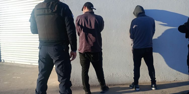 CHOELE CHOEL: : Detienen a dos hombres que robaron chapas de una obra en construcción  Personal policial de la Comisaría 8° detuvo esta tarde a dos hombres que fueron sorprendidos transportando chapas galvanizadas presuntamente robadas de una obra en construcción ubicada en la calle Gerardo Palacios.