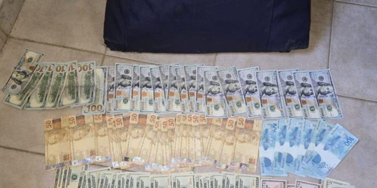 BARILOCHE: La Policía detuvo a 14 personas por robos cometidos contra turistas  Durante la primera quincena de julio, la Policía de Río Negro desplegó varios operativos que permitieron esclarecer una serie de robos cometidos contra turistas en Bariloche. En total, fueron detenidas 14 personas y se recuperaron elementos robados: vehículos, dinero, documentos y diversos objetos personales de valor, que volvieron a sus dueños.