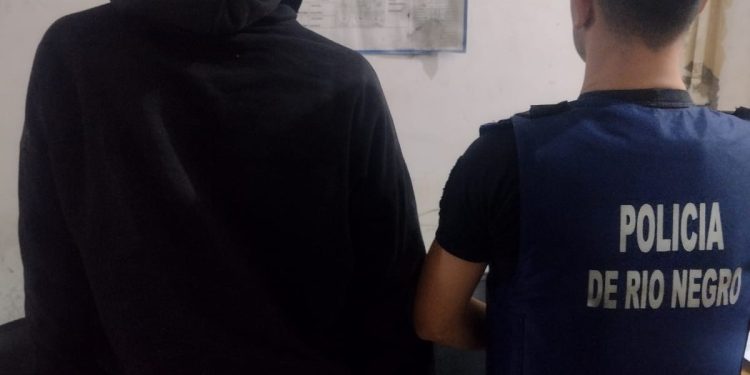 CHOELE CHOEL: La Policía detuvo a un hombre cuando intentaba robar la batería de un camión  Un joven de 23 años fue detenido el domingo por la tarde tras ser sorprendido por la Policía cuando intentaba sustraer la batería de un camión estacionado en la intersección de las calles 25 de Mayo y Kennedy, en la localidad de Choele Choel.