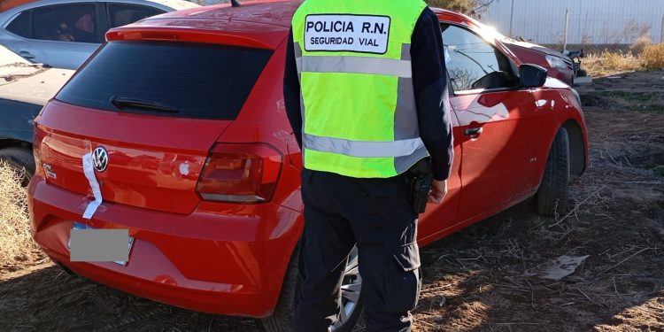 CHICHINALES: Joven aprehendido por resistencia a la autoridad  Personal del Cuerpo de Seguridad Vial de Chichinales realizó un control vehicular e identificación de personas sobre Ruta N.º 22. En este operativo policial, un vehículo Volkswagen Gol rojo hizo caso omiso a las señas y se dio a la fuga. Se inició una persecución por el Barrio Don Bosco de Villa Regina, durante la cual el conductor arrojó un paquete hacia un domicilio.
