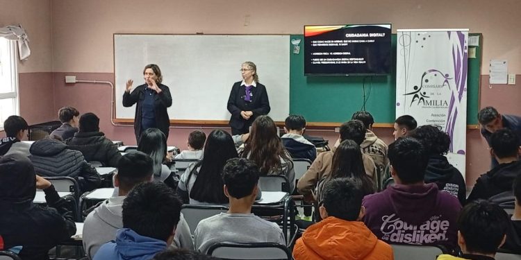 VILLA REGINA: Charla preventiva sobre los peligros de la virtualidad  El personal del Área de Capacitación y Prevención de la Comisaría de la Familia de Villa Regina, realizó dos charlas informativas en el C.E.T N.º 18 de esta ciudad, donde se desarrolló y profundizó respecto de los “Delitos Virtuales, grooming y Violencia Digital”, destinada a los alumnos de 1er. año de ambos turnos del mencionado establecimiento.