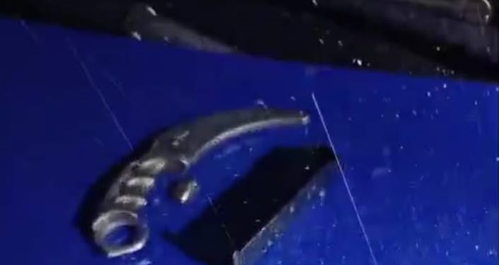 FERNANDEZ ORO: Intentó evadir un control policial y fue detenido con un cargador de arma de fuego  Un hombre de 25 años que intentó evadir un control vehicular fue interceptado anoche en Ruta Provincial 65, en cercanías a la localidad de Allen. Durante la intervención, la policía halló un cargador de arma de fuego y un arma blanca dentro del vehículo.