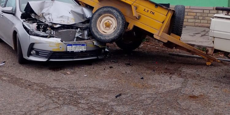 CHOELE CHOEL: Dos vehículos colisionaron en la mañana de éste lunes en la esquina de Alsina y Urquiza  El incidente vial ocurrió minutos después de las 11 de la mañana.  Uno de los vehículos involucrados fue un Toyota Corolla en el que se movilizaba un hombre de 87 años de edad.