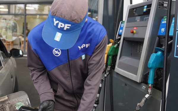 NACIONALES: YPF subió 2,5% el precio de sus combustibles  El ajuste se enmarca en la nueva política de precios dinámicos que adoptó la petrolera, que contempla un monitoreo constante de las ventas en sus estaciones de servicio para realizar macroajustes. Se espera que el resto de la compañías acompañe.