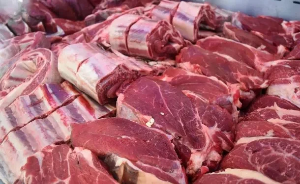 NACIONALES: El consumo de carne vacuna sigue en caída y se mantiene en mínimos históricos  Según datos de CICCRA, el promedio anual por habitante es de 49,5 kilos, muy por debajo de los niveles que solían caracterizar a la dieta argentina.