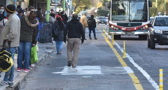 BAHIA BLANCA: Paradas del transporte público de pasajeros inhabilitadas  Quedaron inhabilitadas, estimativamente por 21 días, las paradas de colectivos ubicadas en Chiclana al 300, entre calles Fitz Roy y España, de las líneas: 505; 512; 513; 513EX; 521; 507; 514; 517 y 520.