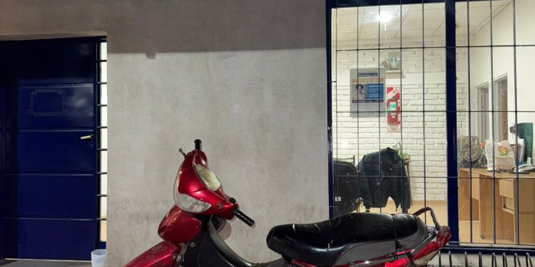 CHICHINALES: Policía retienen motocicleta con pedido de secuestro  En un operativo de control e identificación de personas llevadas a cabo en la calle Próceres Argentinos y Rio Negro de Chichinales, personal policial y tránsito municipal identificaron a un hombre que circulaba en una motocicleta con faltante de plástico y sin dominio colocado.