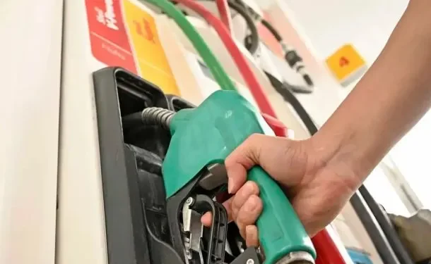 NACIONALES: El Gobierno autorizó una nueva suba en biocombustibles que suma presión a los precios en surtidores  Las petroleras trasladan a sus precios en surtidor de manera directa los aumentos en los biocombustibles que se utilizan para la mezcla obligatoria con la nafta y el gasoil.