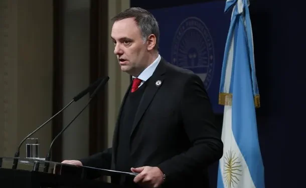 NACIONALES: El posteo de Manuel Adorni tras la disolución y fusión de más de 100 organismos públicos: «El ajuste es aumentar el gasto» En un solo día el gobierno de Javier Milei disolvió o fusionó más de 20 organismos públicos que afectan a sectores sensibles como, por ejemplo, la salud.