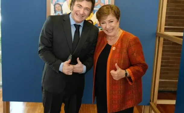 NACIONALES: Alivio para el Gobierno «el FMI aprobó la revisión y habrá desembolso de U$S2.000 millones»  Mediante un comunicado oficial, el organismo elogió el "fuerte arranque" del programa económico a pesar de un contexto global más desafiante y de no haber cumplido con las primeras metas impuestas.