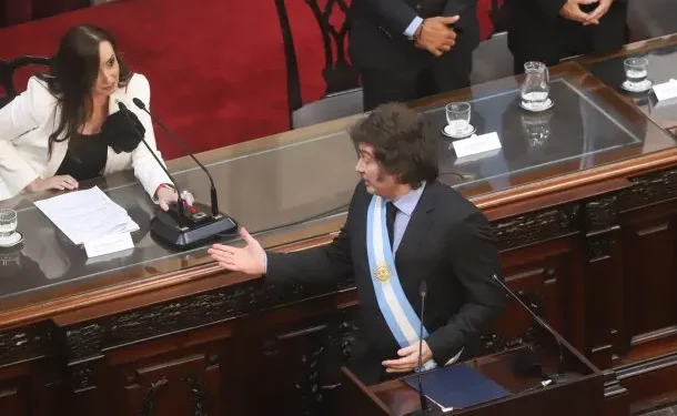 NACIONALES: Dura respuesta de Victoria Villarruel a Javier Milei «Que ahorre en viajes y en la SIDE»  La Vicepresidente contestó en redes sociales a la acusación que le hizo el Primer Mandatario.