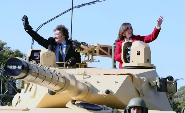 Javier Milei canceló el desfile militar  El ajuste no tiene fin: para ahorrar la erogación correspondiente a la celebración, el Gobierno libertario resolvió suspender todo tipo de actividades oficiales vinculadas a la Independencia de nuestro país.