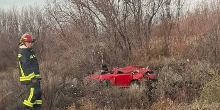 Fatal accidente en la ruta 250: En la tarde del jueves se produjo un despiste seguido de vuelco con consecuencias trágicas para una joven  El hecho ocurrió en la ruta 250, entre las localidades de Luis Beltrán y Choele Choel en cercanía del lugar conocido como la casona.   En el lugar, cerca de las 16:30, un vehículo,...