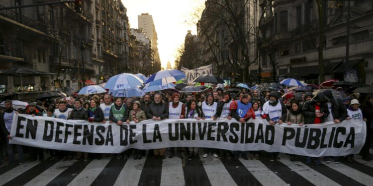 Universidades nacionales en alerta: “Peligra el segundo cuatrimestre”  Rectores de las universidades nacionales agrupados en el CIN alertaron que el segundo cuatrimestre "corre peligro" si el Gobierno no incrementa el presupuesto.