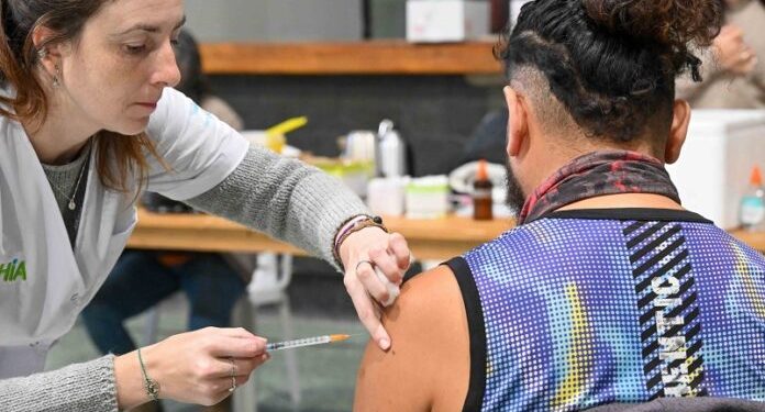 BAHIA BLANCA: Campaña de vacunación antigripal  Se recuerda que en todos los centros vacunatorios habilitados de la ciudad continúa brindándose la segunda etapa de la campaña de vacunación antigripal gratuita.