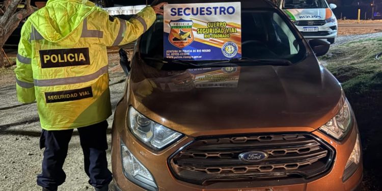 RIO COLORADO: Secuestran auto con irregularidades en motor y documentación  La Policía de Río Negro secuestró un vehículo que circulaba por rutas de la región impulsado por un motor denunciado por “robo” en un juzgado del departamento de General Pueyrredón en la provincia de Buenos Aires.  Además, el conductor portaba documentación del vehículo que presentaba anomalías, por lo que la misma también fue retenida.