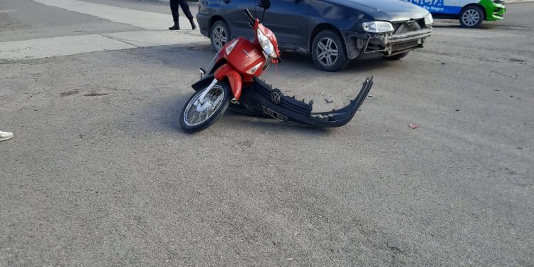 LUIS BELTRAN: Solo daños materiales fue el resultado de un choque entre un auto y una moto ocurrido en las primeras horas de la tarde de éste lunes  El accidente se produjo minutos después de las 14 en la intersección de Sargento Cabral y Chacabuco.