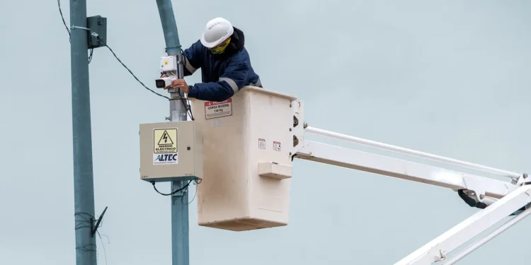 RIO COLORADO: ALTEC instala nuevas cámaras para el sistema RN Emergencias 911  ALTEC, en articulación con el Ministerio de Seguridad y Justicia de Río Negro, comenzó esta semana con la instalación de 10 nuevas cámaras de seguridad en puntos estratégicos de Río Colorado, dando inicio al plan de expansión de la red de monitoreo en la provincia.