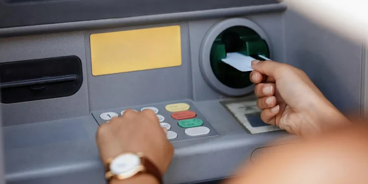 Comenzó el pago de sueldos a estatales de Río Negro  El Gobierno Provincial inició este martes el pago de haberes a empleados y empleadas del Estado provincial rionegrino, los cuales incluyen el pago de una suma fija no remunerativa y no bonificable según categoría y agrupamiento.