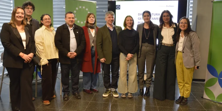 RIO NEGRO: Se lanzó una diplomatura para fortalecer la gestión ambiental municipal  Río Negro impulsa la Diplomatura en Gestión Ambiental Pública, es de carácter gratuita y virtual para fortalecer a los municipios, brindando herramientas clave frente a los desafíos del cambio climático y el desarrollo sostenible, una propuesta conjunta entre la Secretaría de Ambiente y Cambio Climático de Río Negro y la Facultad de Ciencias del Ambiente y la Salud de la Universidad Nacional del Comahue (UNCO).