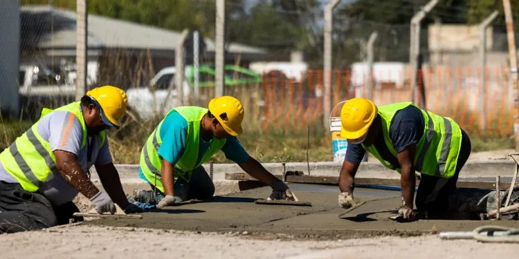 Río Negro cumplió: más de $3.714 millones del bono petrolero a municipios  El Gobierno de Río Negro finalizó la entrega del bono petrolero a los 39 municipios, cumpliendo con el compromiso asumido al momento de renegociar los últimos contratos hidrocarburíferos con empresas petroleras. En total, se distribuyeron $3.714 millones destinados a obra pública y equipamiento, fortaleciendo el desarrollo local y mejorando la calidad de vida en toda la provincia.