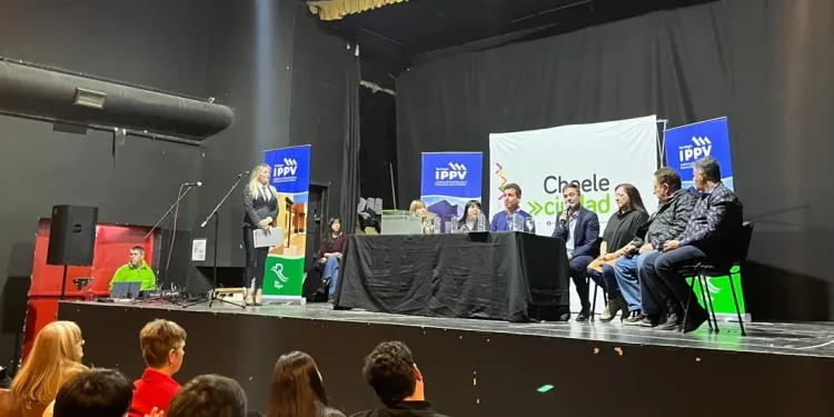 Suelo Urbano: 112 familias de Choele Choel fueron beneficiadas con un lote  En una jornada de mucha emoción, este martes se llevó adelante el sorteo de lotes con servicios en Choele Choel. “Fue clave la decisión del Gobierno Provincial de continuar con la obra pública para que más rionegrinos puedan acceder al suelo”, destacó el Interventor del IPPV, Mariano Lavin, quien encabezó el acto junto al Intendente, Diego Ramello.