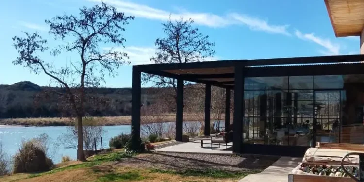 RIO COLORADO: Turismo recorrió alojamiento para su habilitación  Esta semana, la Secretaría de Turismo de Río Negro realizó una recorrida por diversos alojamientos turísticos de Río Colorado, con el objetivo de avanzar en procesos de habilitación y actualización de registros, según cada caso.