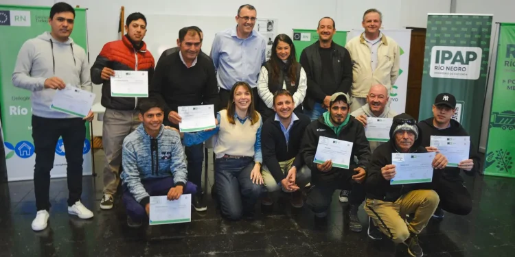 RIO COLORADO: Entregaron certificados en poda urbana  Se realizó en Río Colorado la entrega de 14 certificados a egresados y egresadas de la capacitación en poda de arbolado urbano, una propuesta abierta y gratuita dirigida tanto a principiantes como a trabajadores con experiencia.