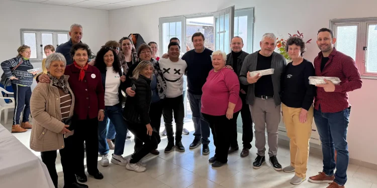 VILLA REGINA: Weretilneck anunció obras eléctricas para 120 lotes  El Gobernador Alberto Weretilneck anunció que se ejecutarán las obras de normalización eléctrica para el barrio La Grava de Villa Regina, que garantizará un servicio estable y seguro para 120 lotes, con una inversión superior a $548 millones. El anuncio se realizó durante una intensa jornada de trabajo junto al Intendente Luis Albrieu.