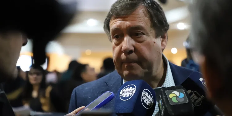 RIO NEGRO: “Un Estado eficiente reconoce y cuida al empleado que cumple”  El Gobernador Alberto Weretilneck ratificó que el fortalecimiento de los controles en la Administración Pública es una prioridad de gestión, con el objetivo de optimizar recursos, prevenir irregularidades y garantizar que los servicios lleguen a la gente. “Un Estado eficiente se construye cuidando al empleado, reconociendo a quienes cumplen y actuando con firmeza ante quienes no lo hacen. Cada recurso mal utilizado es un perjuicio para la gente”, sostuvo el Mandatario.