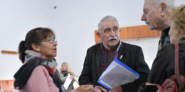 RIO NEGRO: Empezaron a cobrar el piso mínimo los retirados y pensionados de la Policía  Los retirados y pensionados de la Policía de Río Negro comenzaron a percibir el piso mínimo garantizado, una medida que representa un aumento significativo y un alivio económico para quienes se encuentran en una situación de mayor vulnerabilidad dentro de la fuerza.