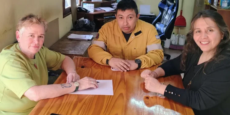 RIO NEGRO: Protección Civil fortalece el trabajo con cuarteles y municipios  La Secretaria de Protección Civil del Ministerio de Seguridad y Justicia, Patricia Díaz, realizó durante las últimas semanas una serie de recorridas por distintas localidades de la provincia, con el objetivo de relevar las condiciones de los cuarteles de bomberos, reforzando el trabajo articulado con distintas áreas y organismos.