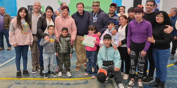 Emotivo homenaje a ex soldados de Malvinas de Villa Regina y la zona  En una jornada de memoria y justicia, el Gobierno de Río Negro reconoció en Villa Regina a ex soldados continentales de esa ciudad, Chichinales, General Godoy, Ingeniero Huergo, Mainqué y Valle Azul, quienes estuvieron bajo bandera durante la Guerra de Malvinas. El Gobernador Alberto Weretilneck participó del acto y destacó que “este es un acto de justicia que devuelve dignidad y honra a nuestros soldados”.