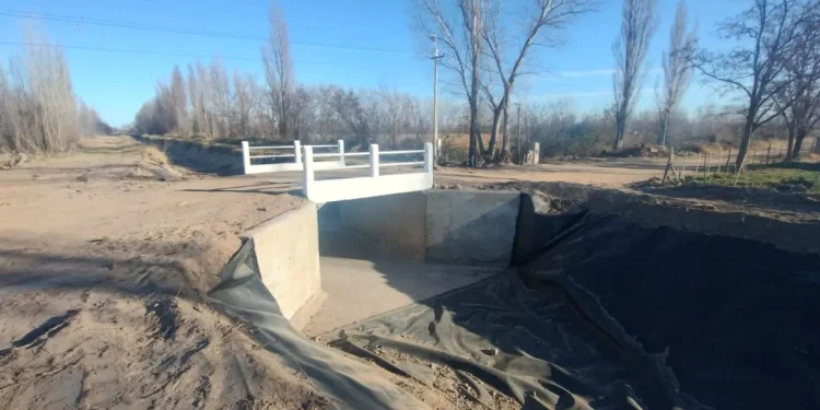 RIO COLORADO: Nuevo puente sobre el canal secundario norte  El Gobierno de Río Negro, a través del Departamento Provincial de Aguas (DPA), finalizó la reconstrucción del puente ubicado en el Canal Secundario Norte, en Colonia Juliá y Echarren de Río Colorado, que demandó una inversión provincial superior a los $82 millones.