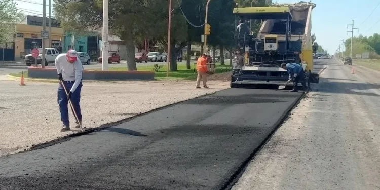 Reconstruirán la Ruta 69 para mejorar la conectividad con Vaca Muerta  El Gobierno de Río Negro reconstruirá la Ruta Provincial 69, que conecta el empalme con la Ruta Nacional 151 y llega hasta la localidad de Labrador, en el Municipio de Campo Grande. La obra, que será financiada con recursos del acuerdo con las petroleras que operan el oleoducto Vaca Muerta Oil Sur, representa una inversión de $3.300 millones y un plazo de ejecución de 210 días.
