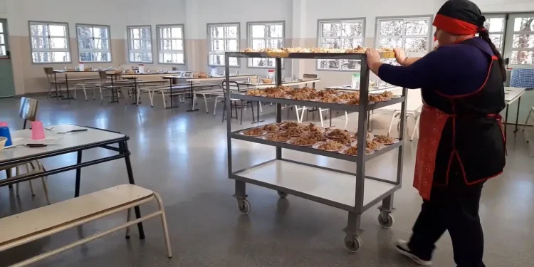 La carne ovina rionegrina continúa abasteciendo a los comedores escolares  Río Negro avanza en una política concreta de vincular la producción local con la alimentación escolar y en ese sentido sigue la distribución de carne ovina en los comedores, en una acción articulada entre el Ministerio de Educación, el Ministerio de Desarrollo Económico y Productivo y un grupo de pequeños productores de la región.