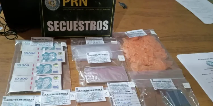 Allanamiento en Villa Regina: un hombre imputado, cocaína y dinero  En el marco de una investigación judicial de dos meses, la Policía de Río Negro concretó este miércoles dos allanamientos simultáneos en Villa Regina, que arrojaron resultados positivos e incluyeron el secuestro de cocaína, dinero en efectivo, celulares y elementos vinculados al fraccionamiento de droga. Un hombre quedó imputado por infracción a la Ley 23.737.
