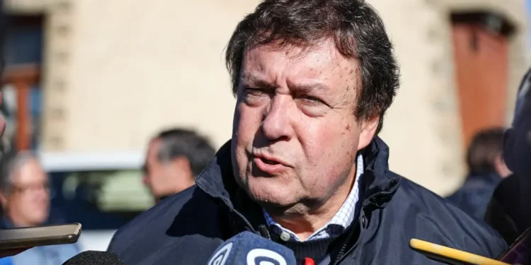 Alberto Weretilneck “Desde hoy, no se pone un caño sin contratar un rionegrino” El Gobernador Alberto Weretilneck destacó la aprobación unánime de la Ley 80-20 en la Legislatura de Río Negro, una norma histórica que establece que en todas las obras de infraestructura declaradas de interés provincial el 80% de los trabajadores deberán ser rionegrinos. “Desde hoy, no se pone un caño sin contratar a un rionegrino. La defensa del trabajo y de nuestras pymes es ley”, afirmó el Mandatario.