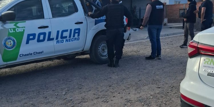 CHOELE CHOEL: Allanamientos: secuestran celulares y una moto en causa por extorsión  En el marco de una investigación por una causa de extorsión, la Policía de Río Negro realizó este sábado dos allanamientos en el barrio 110 Viviendas de Choele Choel, que dieron resultados positivos.