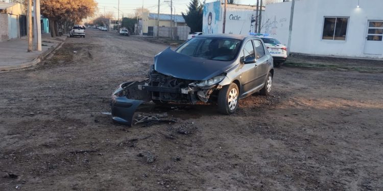 CHOELE CHOEL: Choque en la esquina de Villegas y Namuncurá  Ocurrió en la mañana de éste jueves minutos después de las 8,30 horas.  Uno de los rodados involucrados resultó ser un Peugeot 207 conducido por un hombre de 60 años de edad, que transitaba por calle Villegas haciéndolo en sentido Oeste – Este.